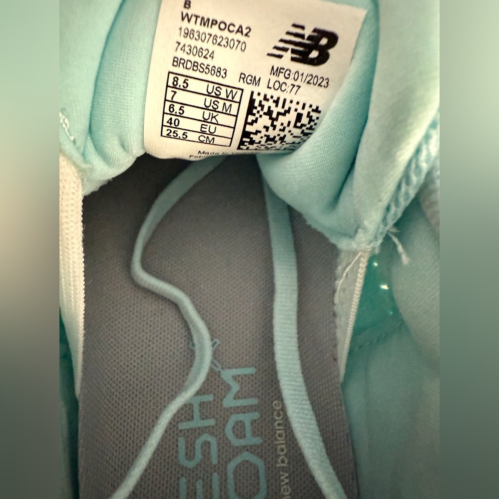 New Balance women’s size 8.5, blue and grey sneakers. - Picture 4 of 5